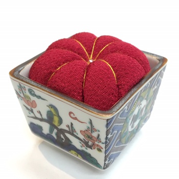 九谷焼のおちょこを使用した針山