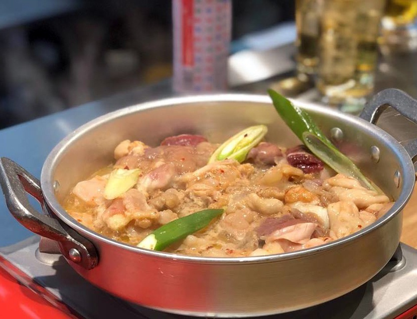 「炭火焼肉 若竹」看板メニューのとんちゃん(まぜ焼き)