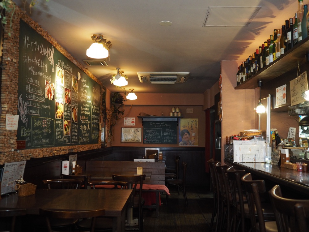 「ボーノボーノ」1F のカウンターとテーブル席