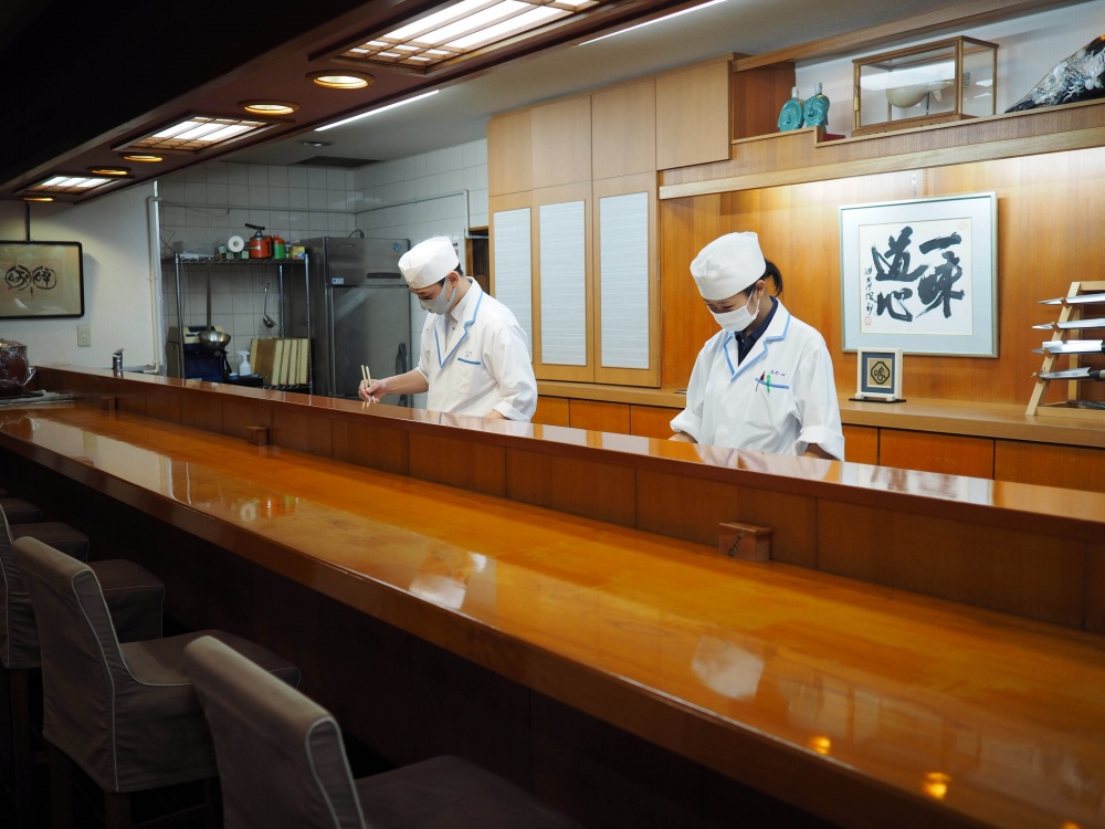 「割烹みや川」広々としたカウンター