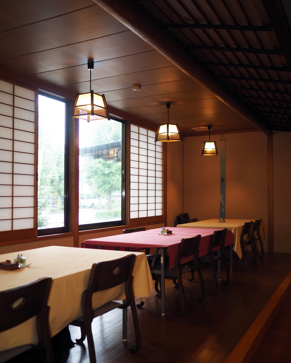 「割烹みや川」テーブル席