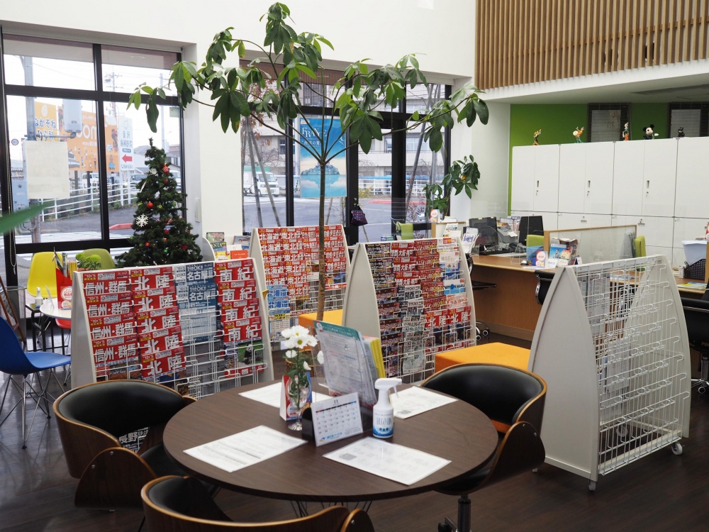 「新日本ツーリスト」店内