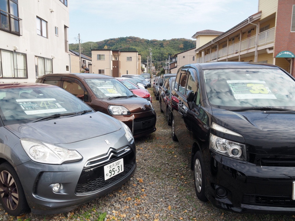 「BOO BOOZ」中古車展示場