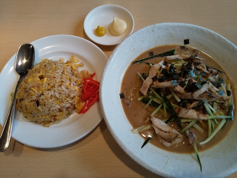 らーめん世界の「焼豚冷麺」半ちゃんセット