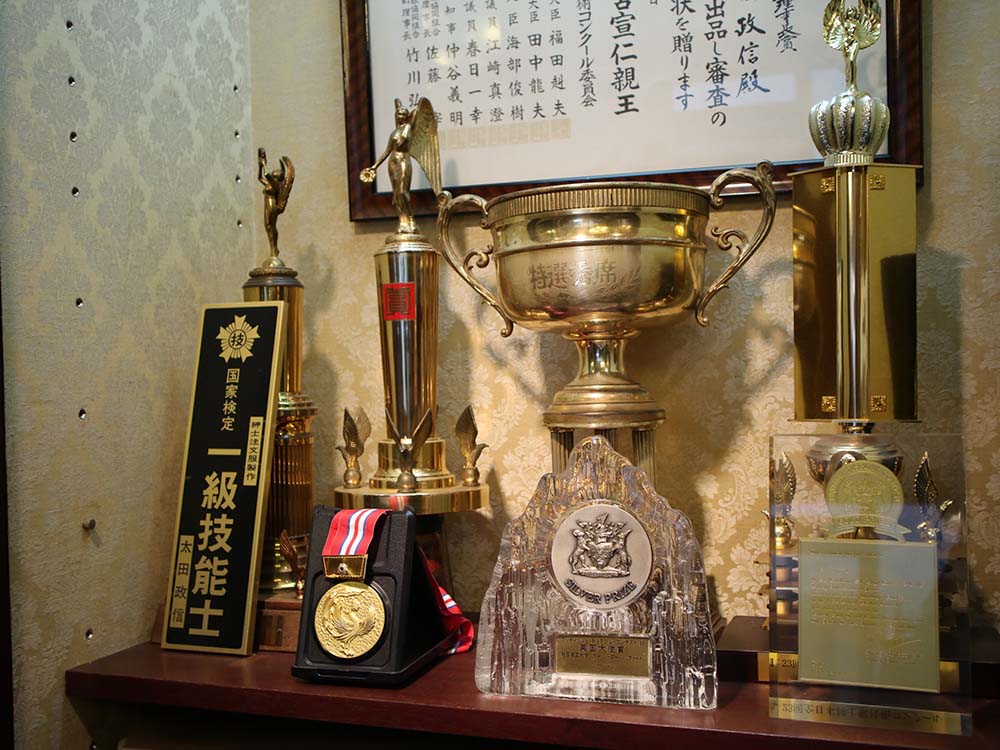 「太田洋服店」数々のコンクールのトロフィー