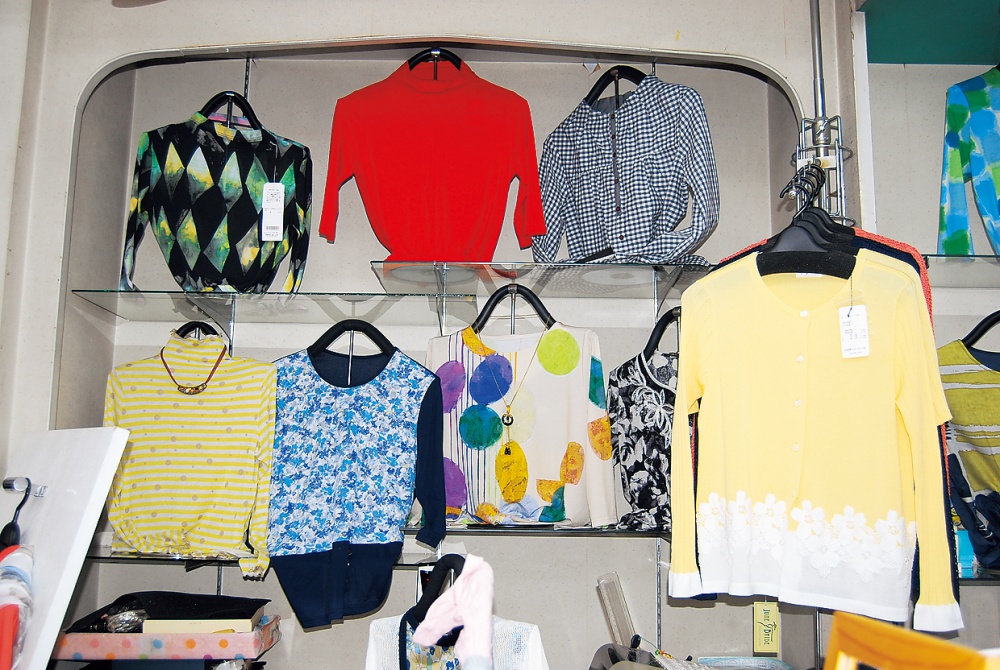 「エレガンスフワ」店内に並ぶ婦人服