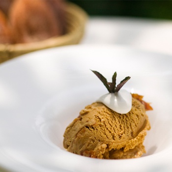 「ラム酒につけた干し柿のアイス」