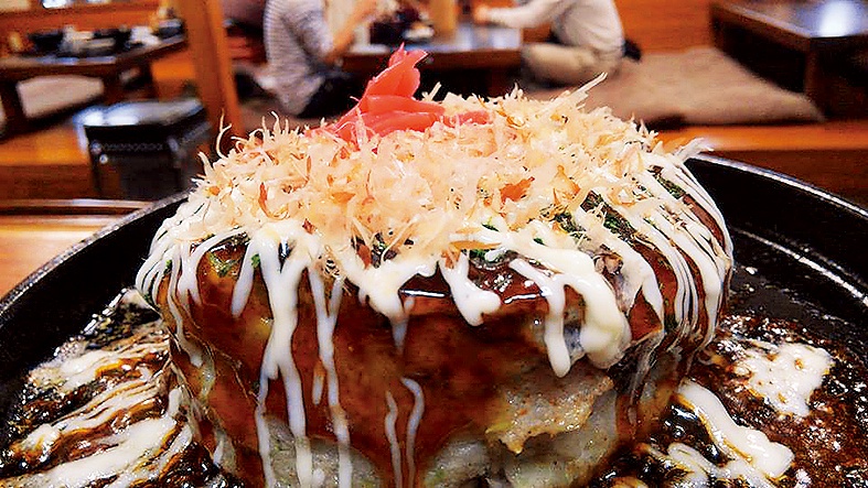 ご飯処 かどやの生地に加賀れんこんを使ったお好み焼き、名物「かどやき」