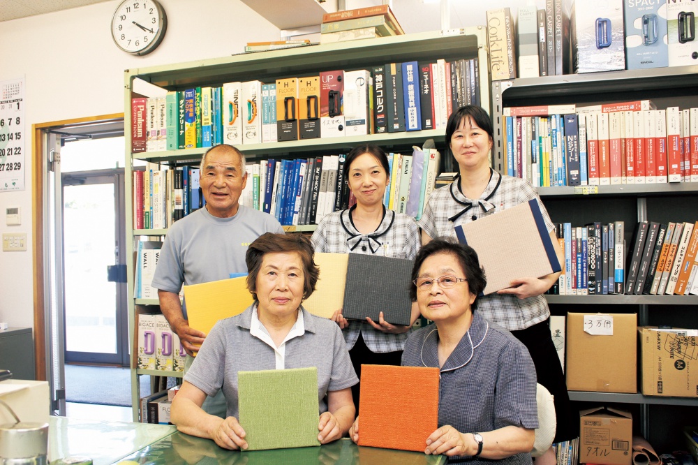 「葛巻内装 」3代目の武澤久美惠さんとスタッフの皆さん