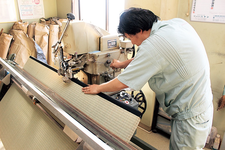 「葛巻内装 」畳職人の作業の様子
