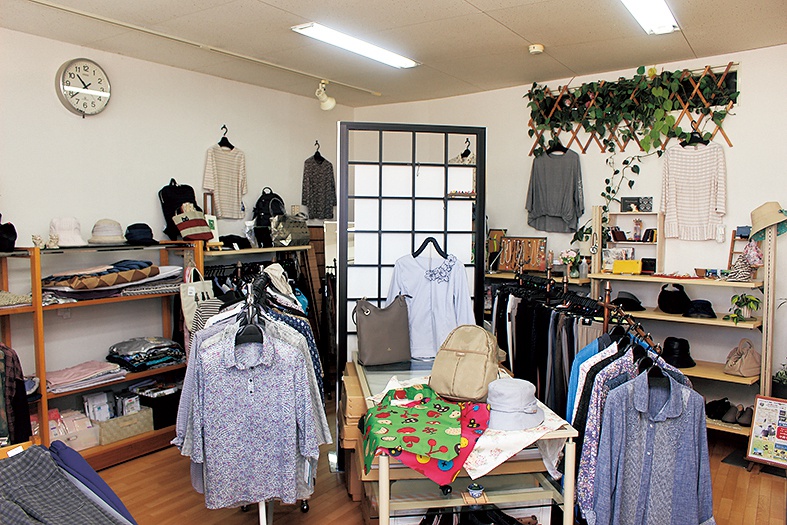 呉服・婦人服店「みろく屋」店内