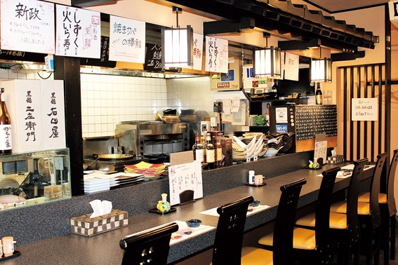 尾山神社前商店街「酒菜肴 じんや」店内