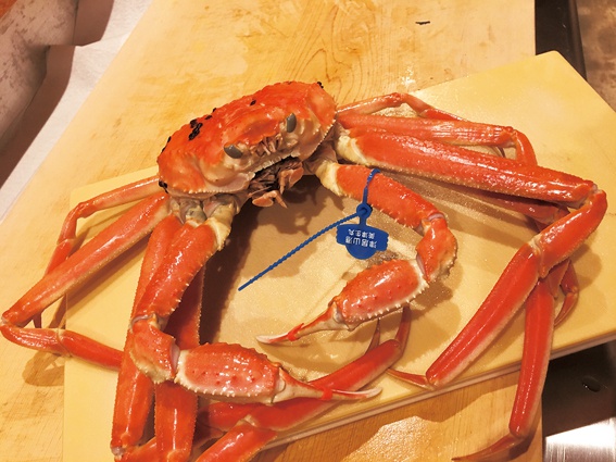 極上の寿し、料理のお店「飛」料理されるカニ