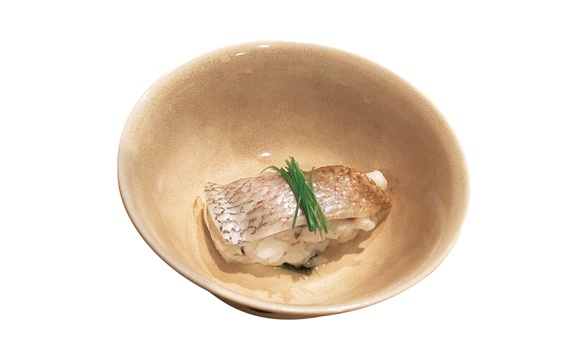 極上の寿し、料理「飛」のイチオシ「ノドグロ蒸し寿し」