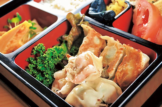 尾山神社前商店街「隠れ家」餃子定食