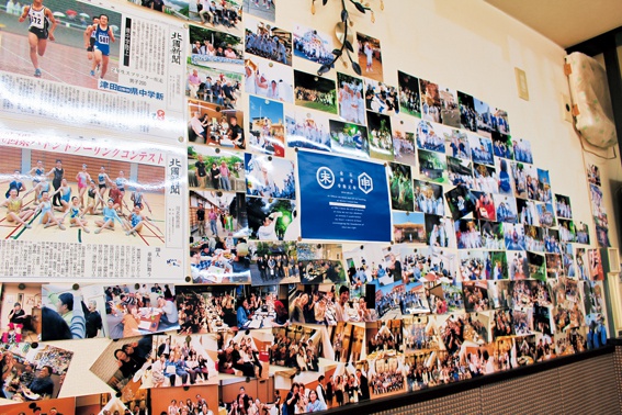 「花ざいく夏岸／酒処なっちゃん」店内の2019 年「金石 初老」行事の写真