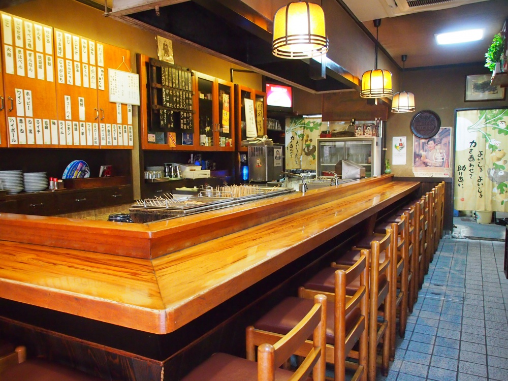 「おでん高砂」カウンター席