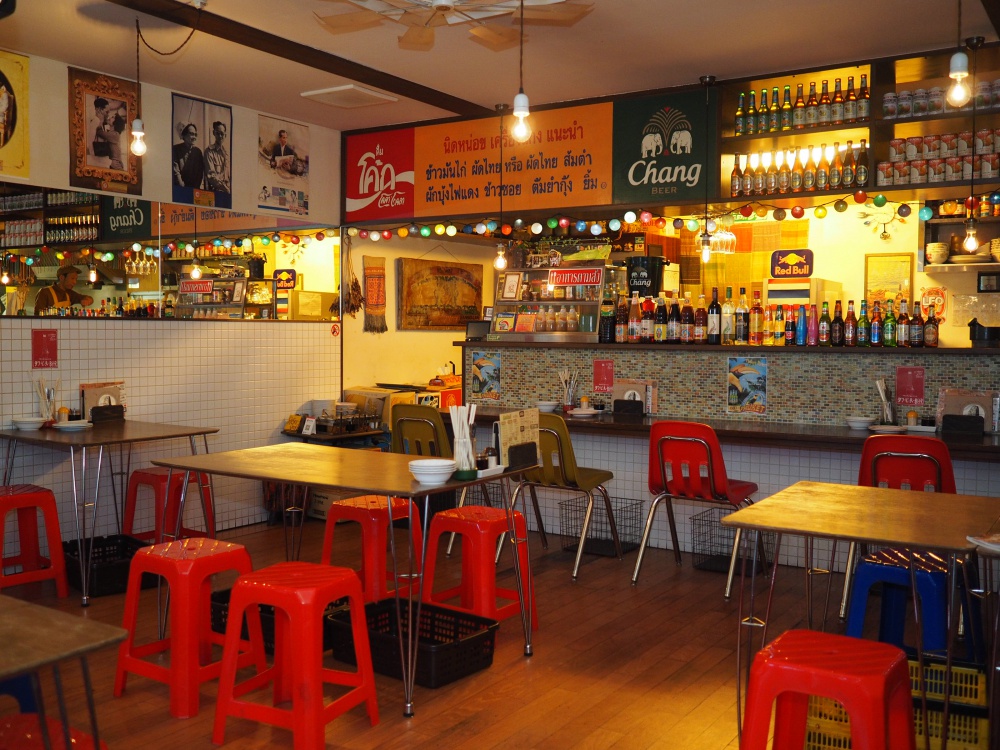 柿木畠商店街タイ料理の人気店 「リトルスパイス」カラフルな店内