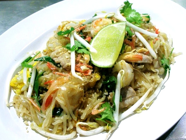 柿木畠商店街タイ料理の人気店 「リトルスパイス」タイ風焼きそばのパッタイ