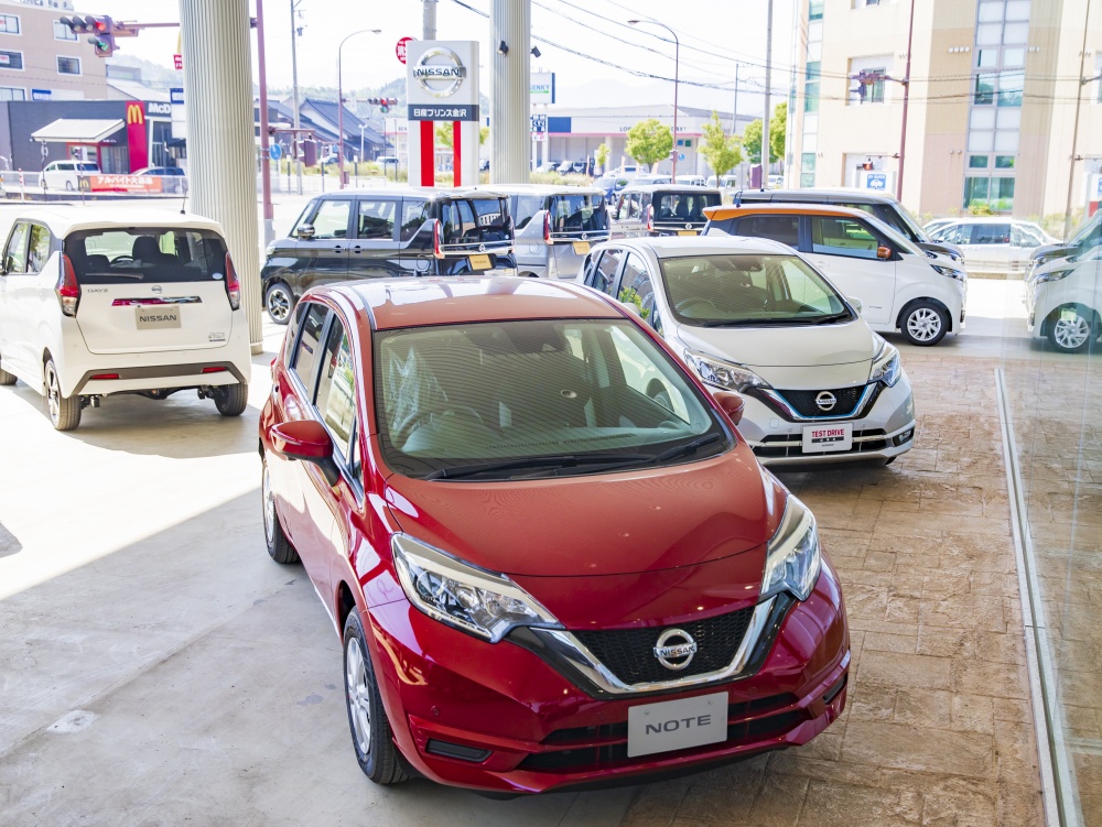 「日産プリンス金沢 田上さくら店」屋外展示場