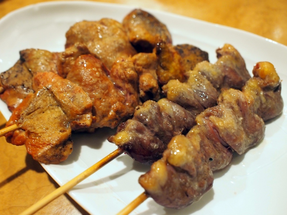 「やきとり 膳」レバー(左)とハツ(右)