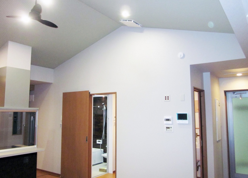 「ツジヨシ」壁クロス張と天井岩綿吸音板張の上、塗装をした一例