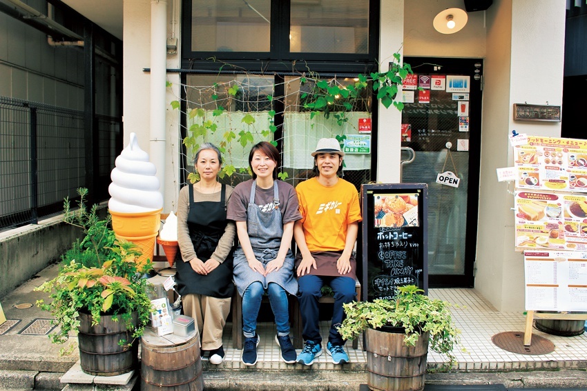 「喫茶メルツバウ」店主の青山さんとスタッフ