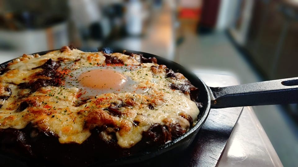 「JOHNかりおすとろ ちむちむ堂」のビーフストロガノフの半熟卵乗せ