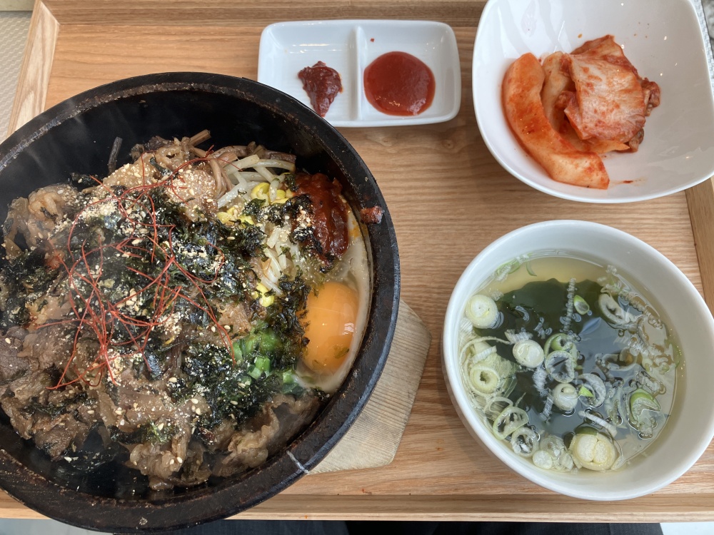 「班家」の石焼カルビビピンパ