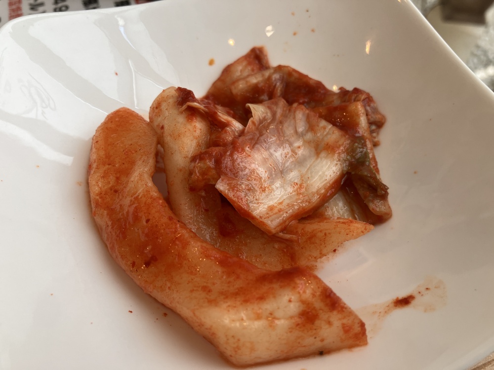 「班家」のカクテキとキムチ