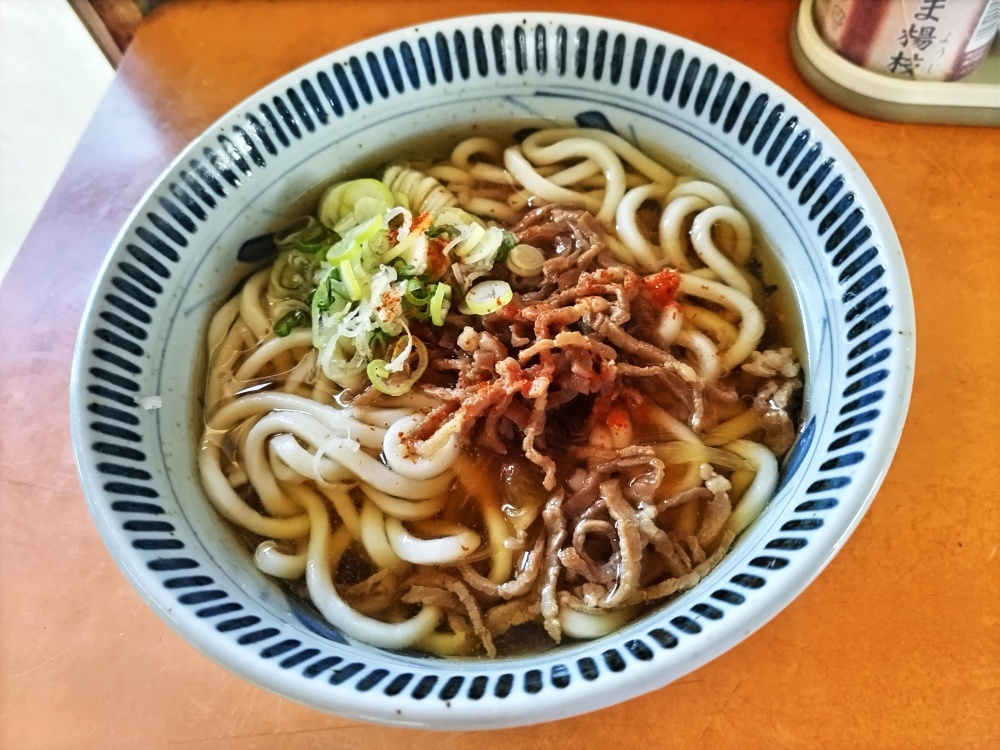 「びっくりうどん」の肉うどん