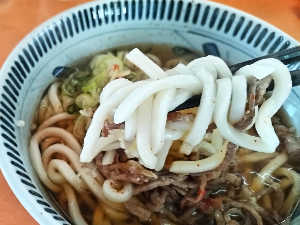 「びっくりうどん」の肉うどん