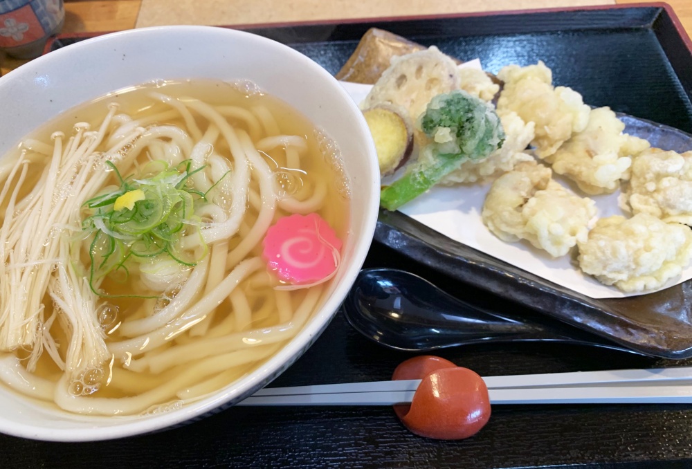 「香むぎ」の「かしわ天うどん」